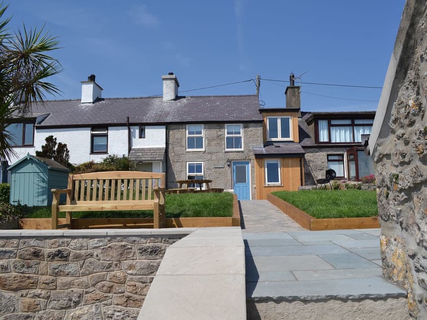 Large front garden with bench seating | Bryn Awel, Moelfre, near Benllech