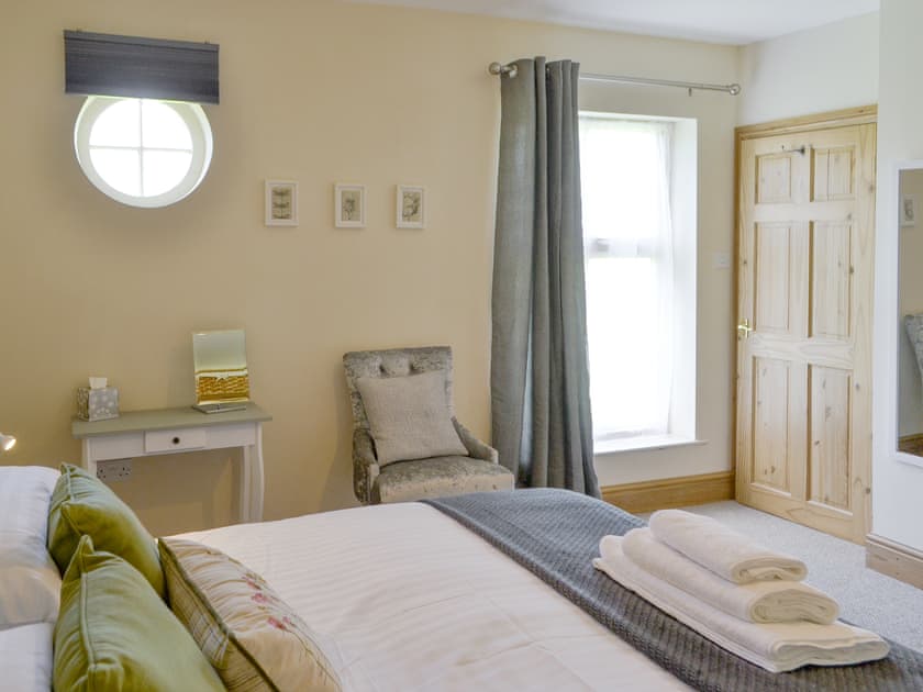 Light and airy double bedroom with ‘zip-link’ super kingsize bed | Lapwing Cottage - High Weldon Cottages, Weldon Bridge, near Rothbury