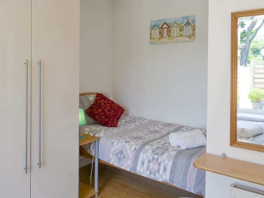 Comfortable twin bedroom | Palm Villa, Porth, near Newquay