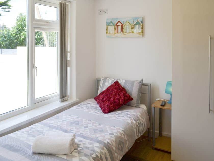 Relaxing twin bedroom | Palm Villa, Porth, near Newquay