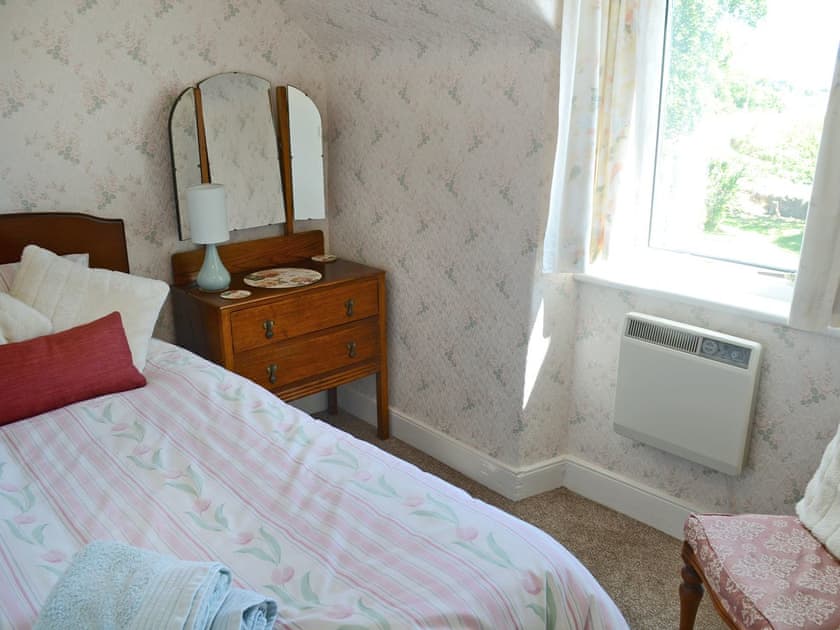 Cosy single bedroom | Old Midoxgate Farmhouse, Midoxgate, near Tain