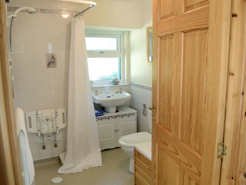 Well presented wet room | Old Midoxgate Farmhouse, Midoxgate, near Tain