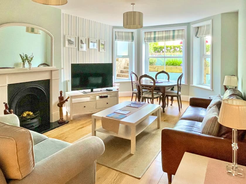 Elegantly decorated living/dining room | Little Grosvenor, Ventnor