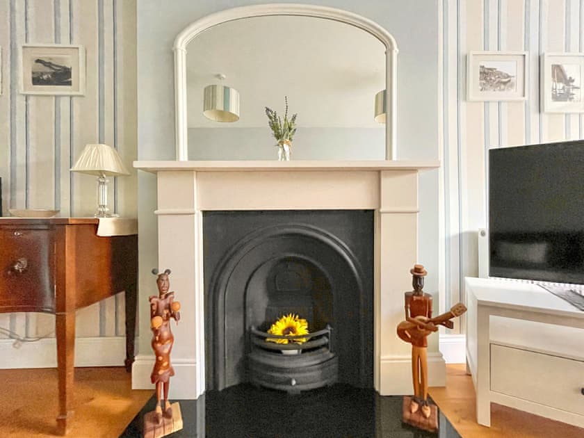 Elegantly decorated living/dining room | Little Grosvenor, Ventnor