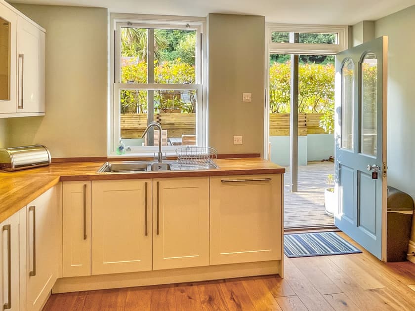 Contemporary kitchen | Little Grosvenor, Ventnor