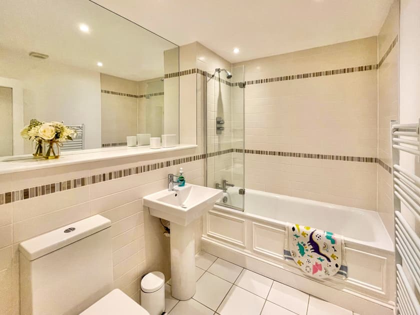 Bathroom with shower over bath | Little Grosvenor, Ventnor