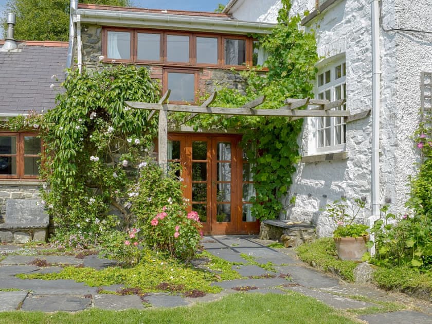 Charming garden and grounds | Lordship FarmhousePottery, Wolfscastle, near Haverfordwest