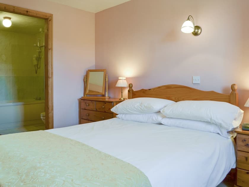 Peaceful en-suite double bedroom | Dwyfor - Aberkin Farm, Llanystumdwy, near Criccieth