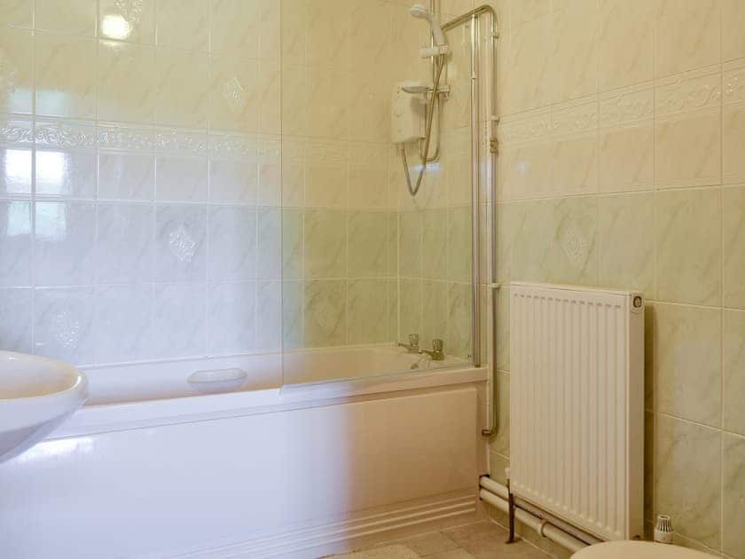 En-suite bathroom with shower over bath | Dwyfor - Aberkin Farm, Llanystumdwy, near Criccieth