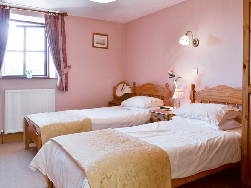Comfortable en-suite twin bedroom | Dwyfor - Aberkin Farm, Llanystumdwy, near Criccieth