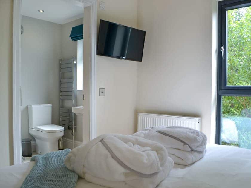 Sumptuous double bedroom with en-suite | Sprint Lodge, Burneside, near Kendal