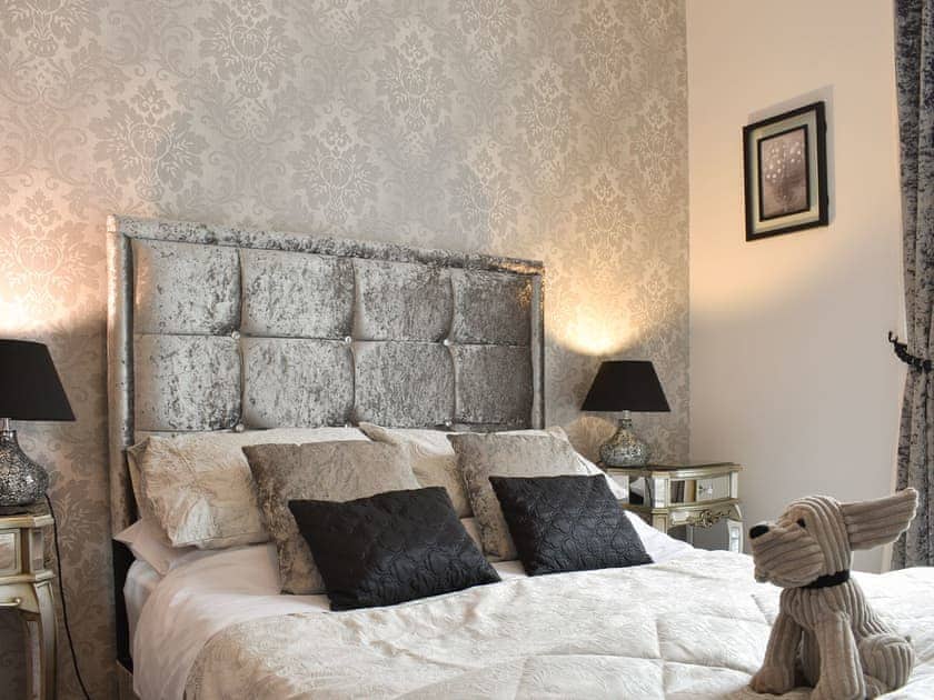 Opulent double bedroom | Rosedale, Richmond