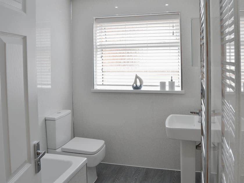 Bathroom | Broadland Hideaway, Martham, near Great Yarmouth