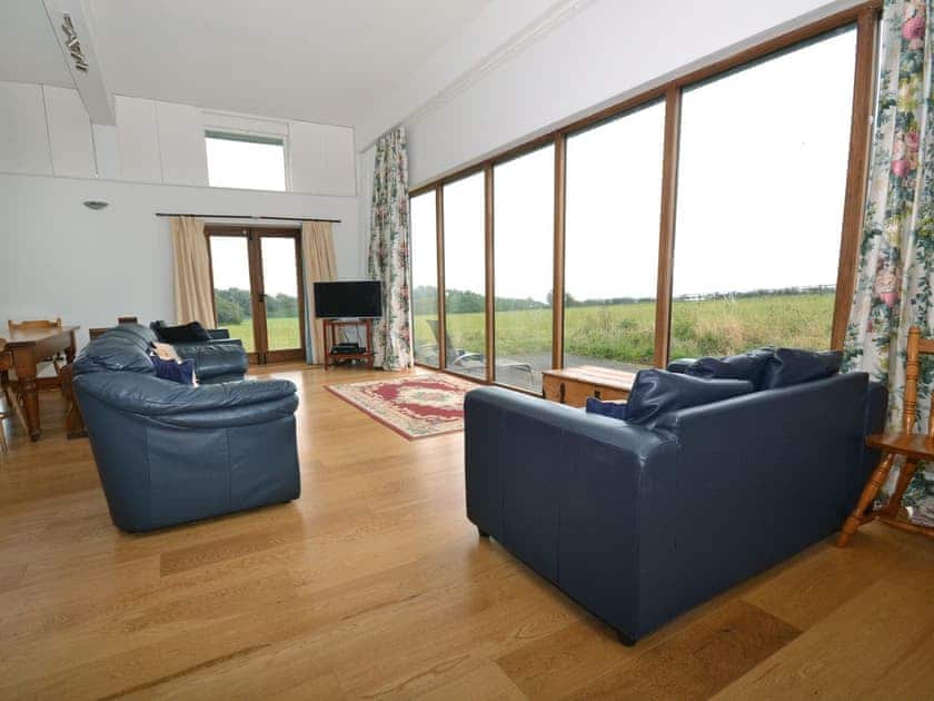 Light and airy living area | The Old Signal House, Niton, near Blackgang