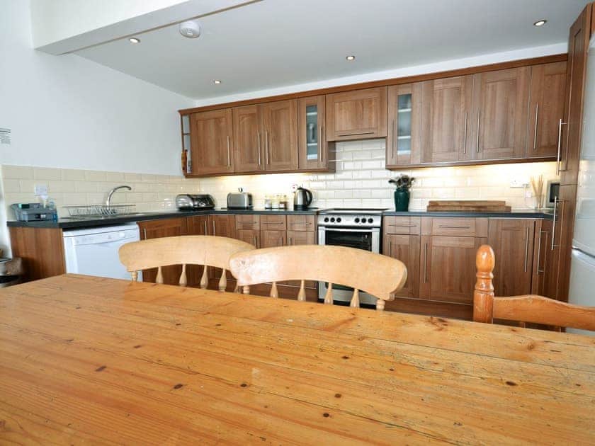 Inviting kitchen/dining area | The Old Signal House, Niton, near Blackgang