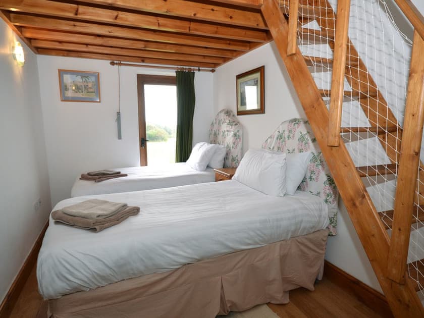 Comfortable twin bedroom | The Old Signal House, Niton, near Blackgang