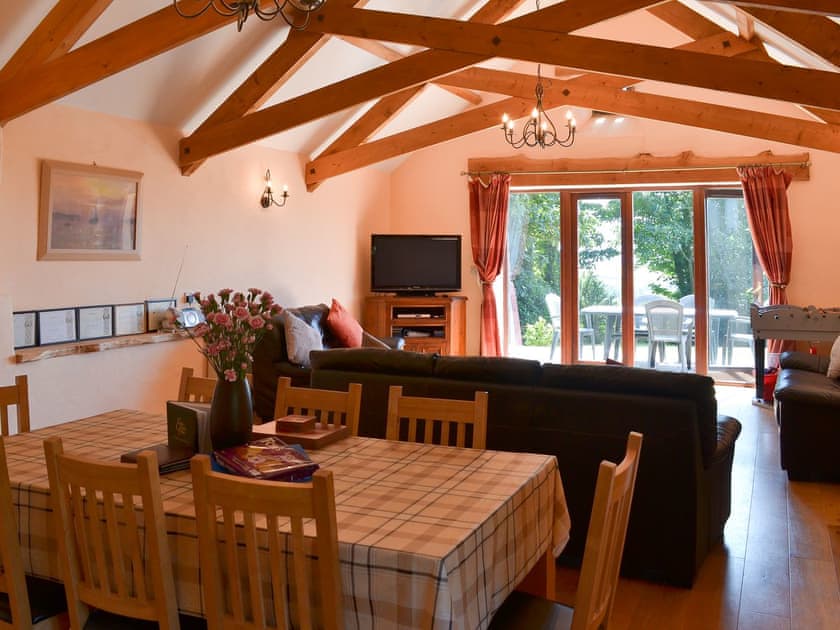 Wonderful farmhouse style dining area | Coachmans Retreat, Pennytinney, St Kew