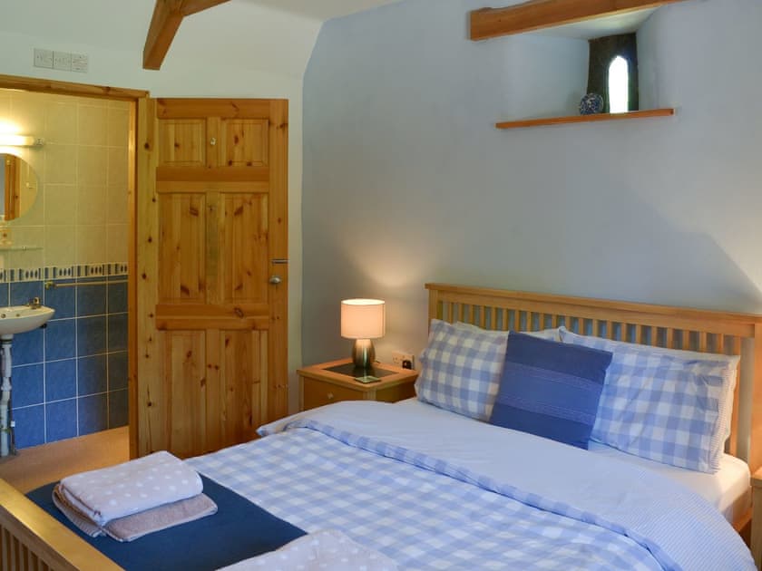 Comfortable double bedroom with en-suite | Coachmans Retreat, Pennytinney, St Kew