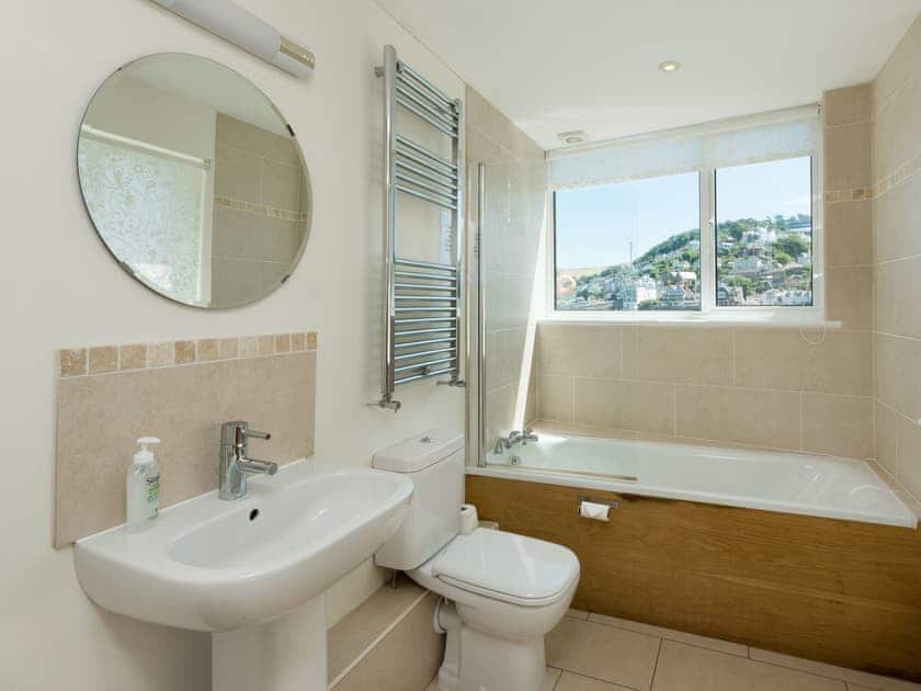 Generous sized bathroom | Beacon Boathouse, Dartmouth