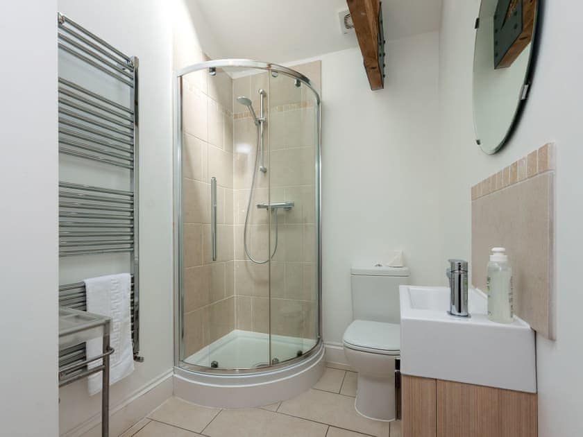 Modern shower room | Beacon Boathouse, Dartmouth
