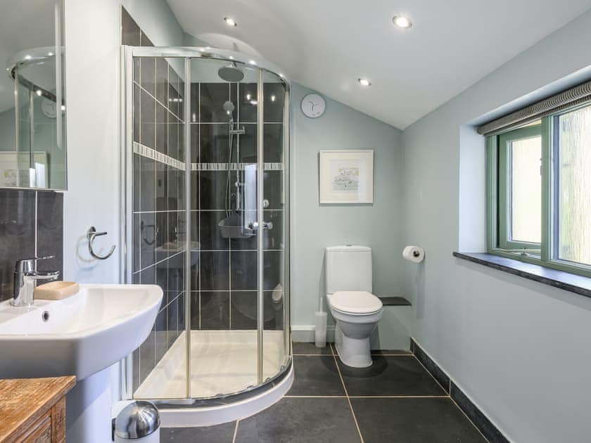 Well presented shower room | The Roost - Sandy Barn Cottages, St Breward, Bodmin Moor