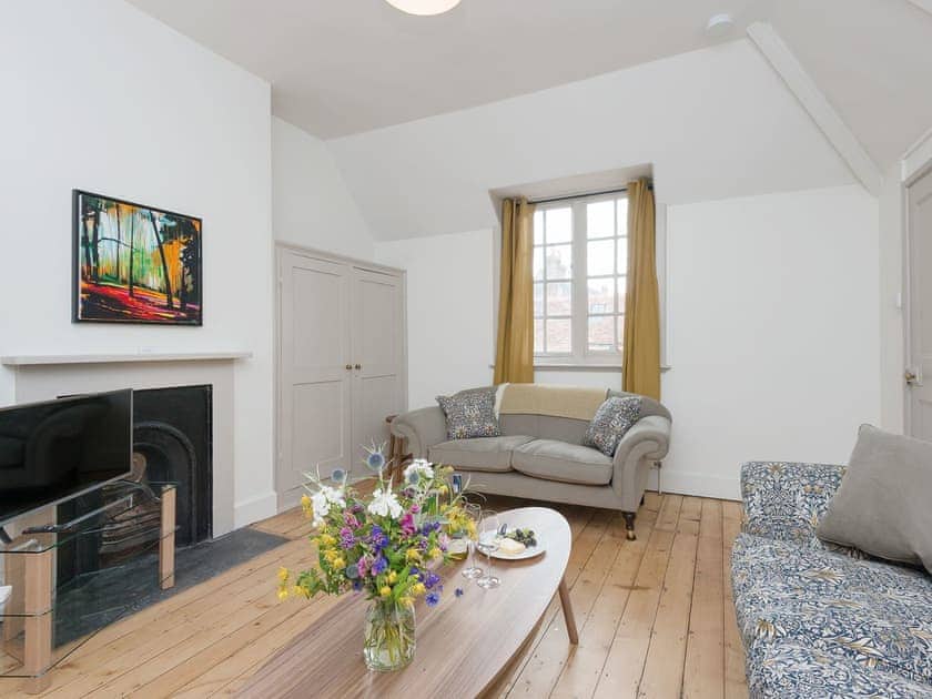Light and airy living room | Stable Yard Cottage, Selborne, near Alton