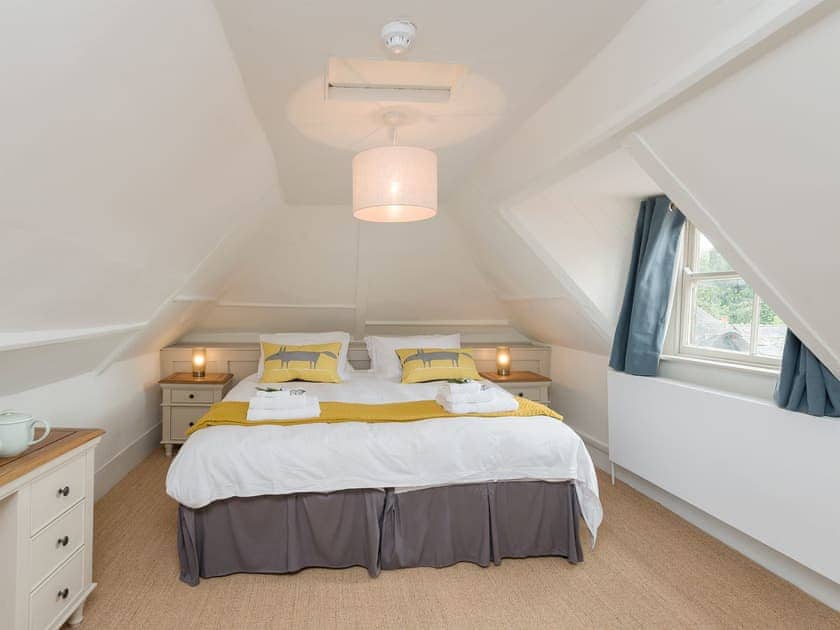 Zip and link super kingsize bed (can be twin beds on request) | Stable Yard Cottage, Selborne, near Alton
