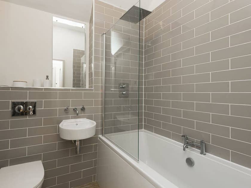 Well presetned bathroom | Stable Yard Cottage, Selborne, near Alton