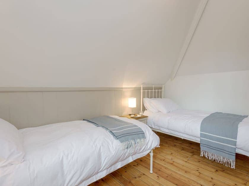 Twin bedroom | Stable Yard Cottage, Selborne, near Alton
