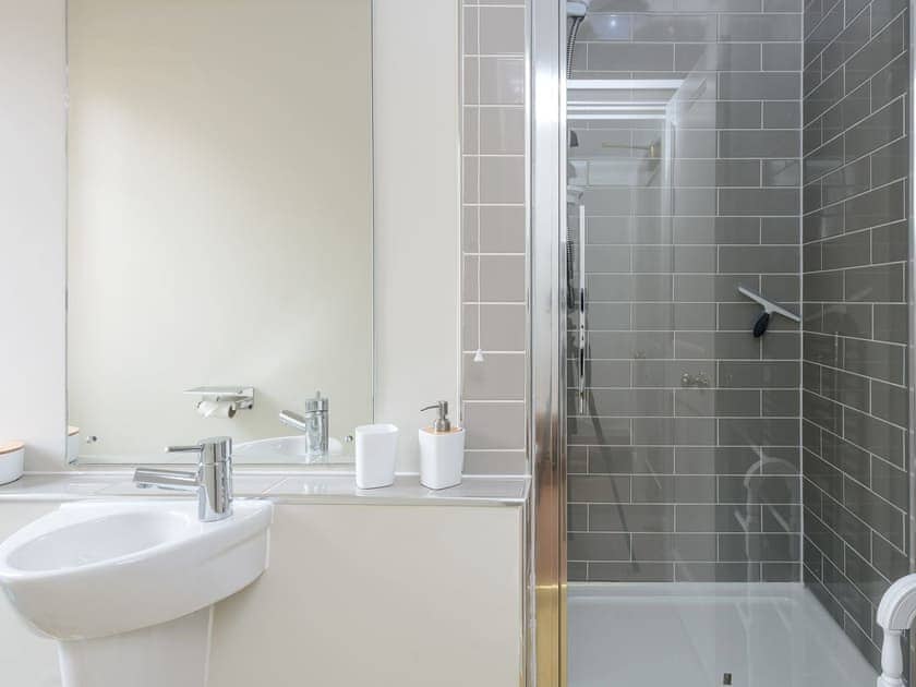 En-suite shower room | Stable Yard Cottage, Selborne, near Alton