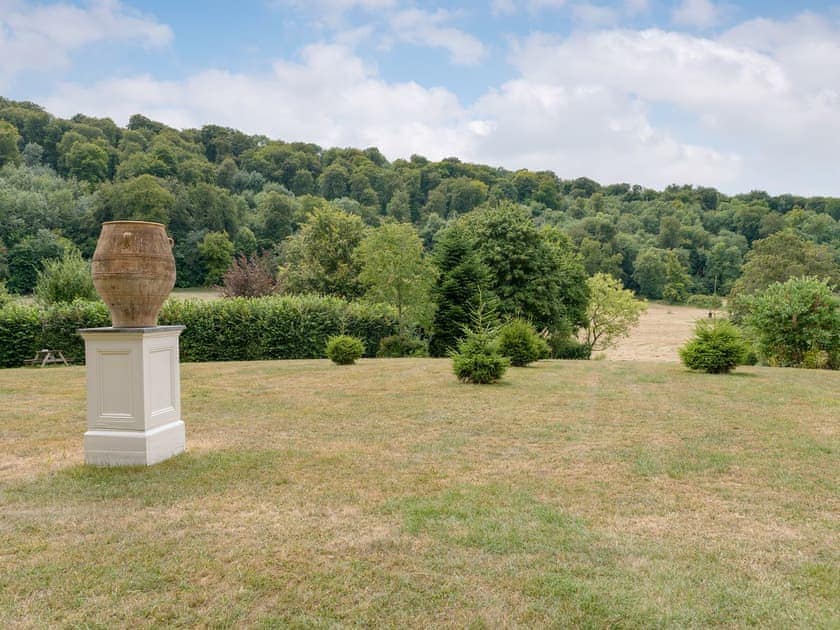 Beautiful 30-acre landscaped gardens | Stable Yard Cottage, Selborne, near Alton