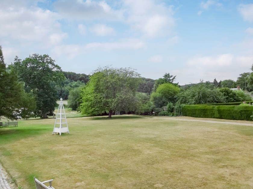 Beautiful 30-acre landscaped gardens | Stable Yard Cottage, Selborne, near Alton