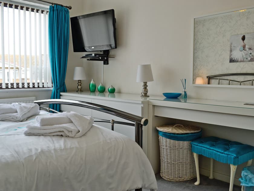 Elegant double bedroom | Tir Nani Ogg, Towyn, near Rhyl