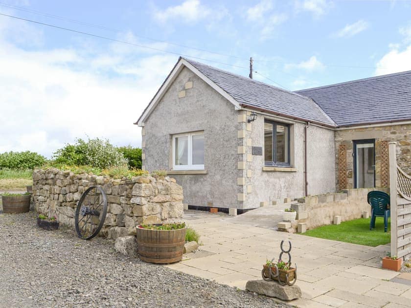 Lovely holiday home with patio and outdoor furniture | Cedar Lodge - Rousland Cottages, Linlithgow