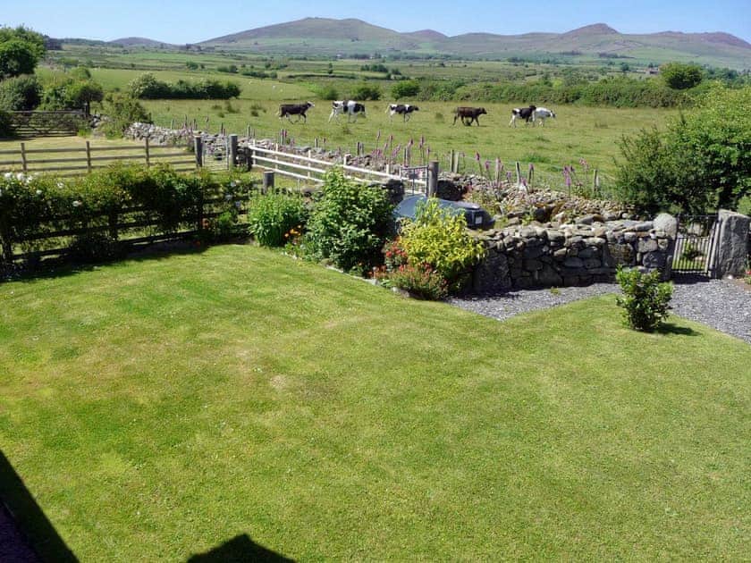 Wonderful garden/ surrounding area | Beudy Canol - Tyn Lon Isaf, Llangybi, near Pwllheli