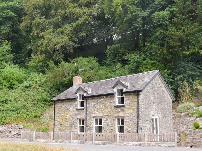 Attractive holiday home with private parking for 2 cars | Woodlands, Laugharne, near Pendine