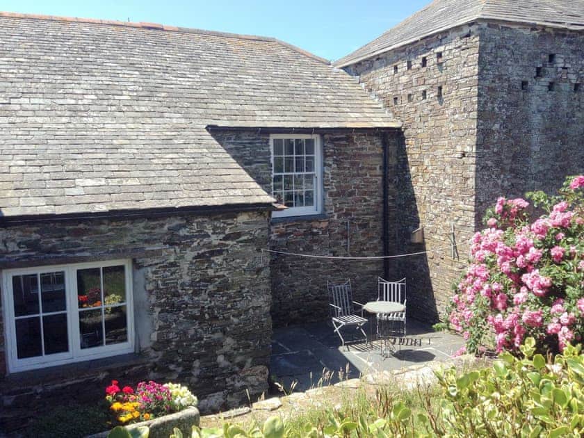 Enclosed rear courtyard with outdoor furniture | Meadwell - Trebarwith Farm Cottages, Trebarwith, Delabole