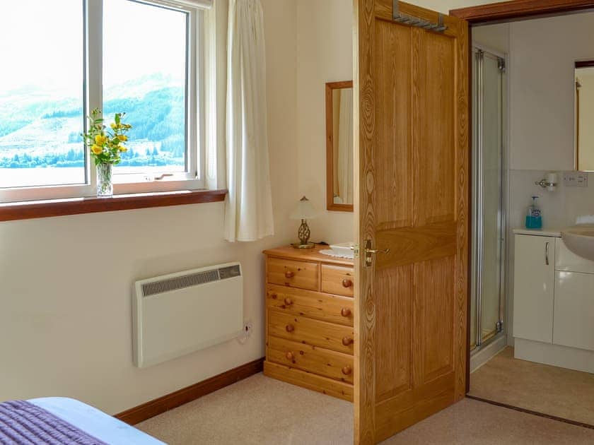 Double bedroom with en-suite | Shoreside - Mullardoch Cottages, by Inverinate, Kyle