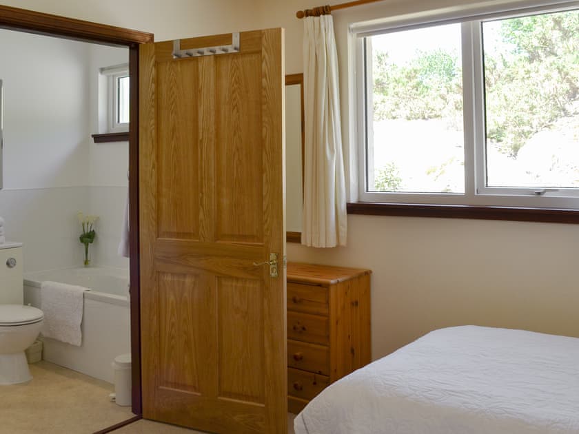 Twin bedroom with en-suite | Shoreside - Mullardoch Cottages, by Inverinate, Kyle
