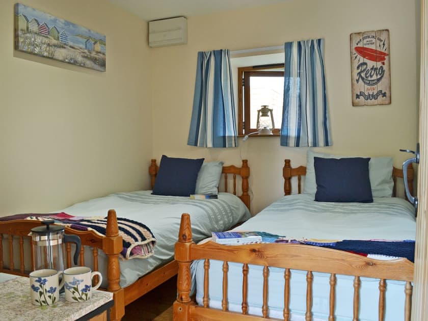 Comfortable twin bedroom | Stonechat Barn - Little Derril, Derril, near Bude