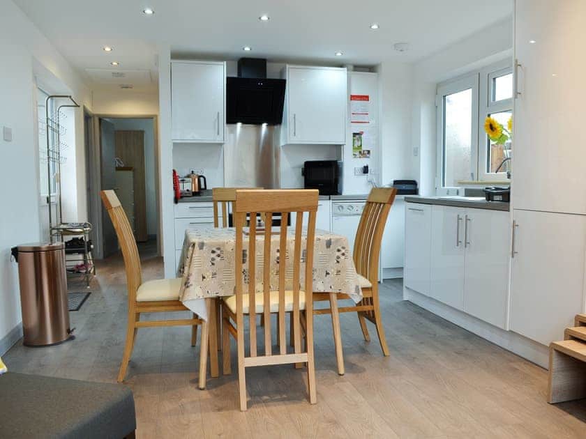 Light and airy kitchen/dining room | Lle Clyd, Harlech, near Porthmadog