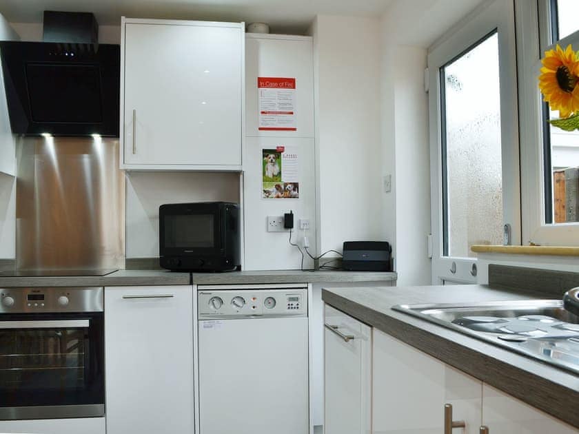 Light and airy kitchen/dining room | Lle Clyd, Harlech, near Porthmadog