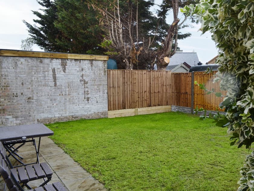 Enclosed lawned garden  | Lle Clyd, Harlech, near Porthmadog