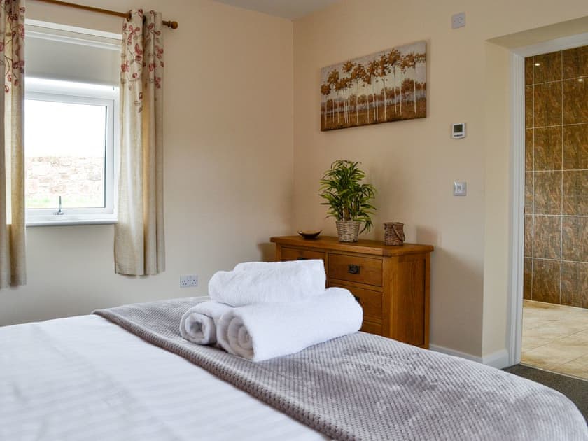 Double bedroom with en-suite | Liftingstane Cottage - Liftingstane, Closeburn, near Thornhill