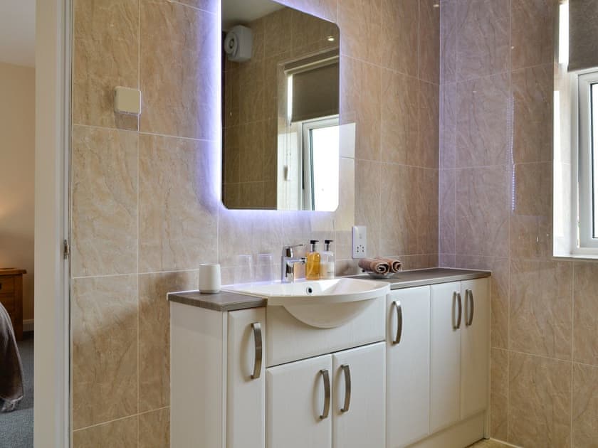 En-suite shower room | Liftingstane Cottage - Liftingstane, Closeburn, near Thornhill