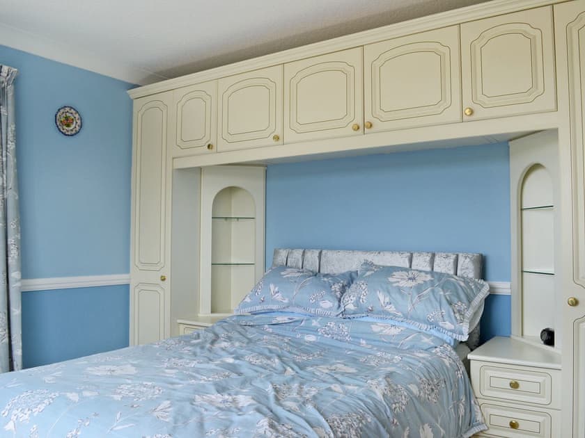 Light and airy double bedroom | Authorpe Bungalow, Hogsthorpe, near Skegness
