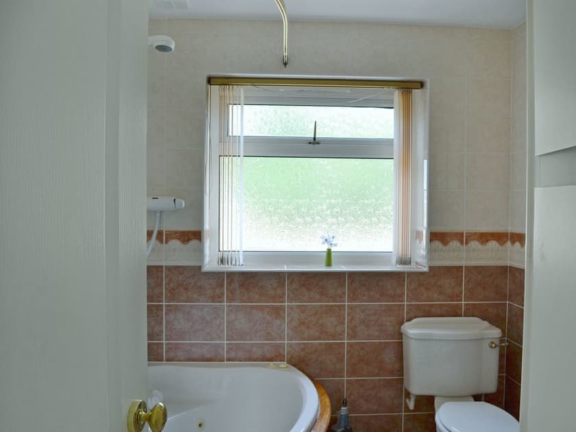 Bathroom with shower over spa bath | Authorpe Bungalow, Hogsthorpe, near Skegness