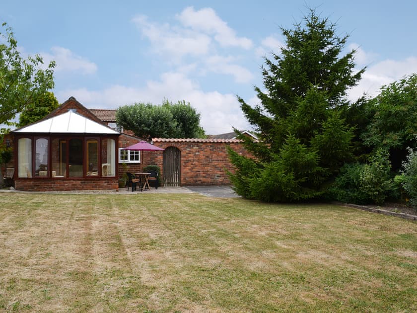 Secluded lawned garden | The Old Stable, Southrey, near Lincoln