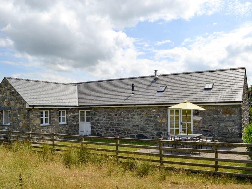 Rear view of cottage and garden | Sgubor Ucha, Llanrhychwyn, Trefriw
