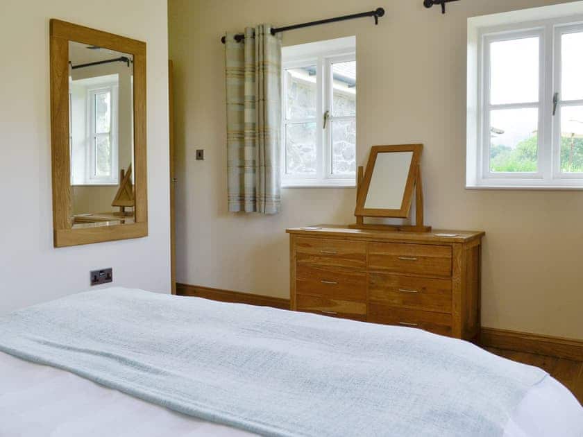 Light and airy en-suite double bedroom | Sgubor Ucha, Llanrhychwyn, Trefriw